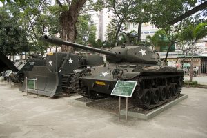 Achtergebleven Amerikaans materiaal in het oorlogsmuseum in Ho Chi Minh-stad